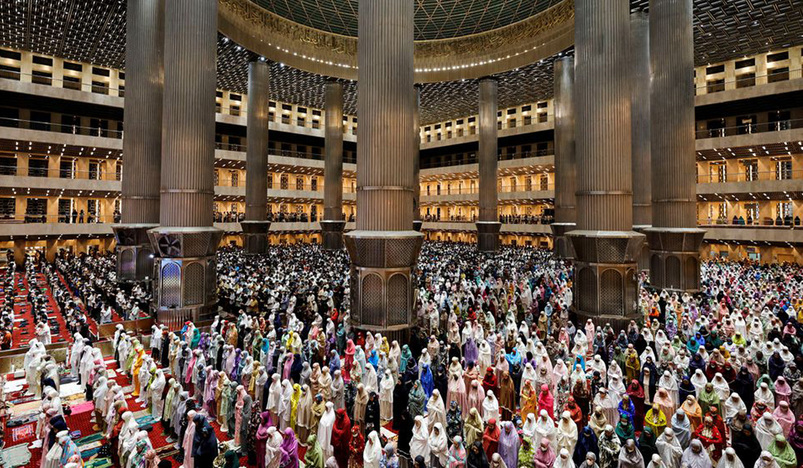 Indonesian Muslims offer evening mass prayers